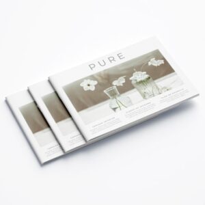 Muestra de catálogos con grapas impresos en pequeño formato.