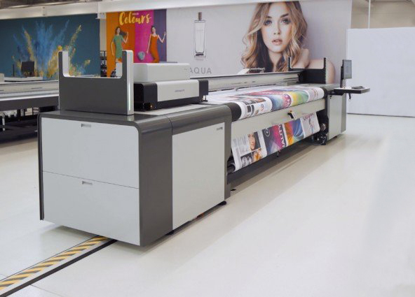 Máquina de impresión en gran formato digital, imprimiendo sobre material flexible.