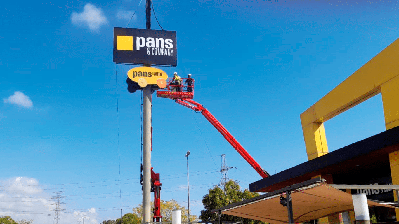 Operarios de Grafitex instalando un rótulo en gran formato digital para Pans and Company