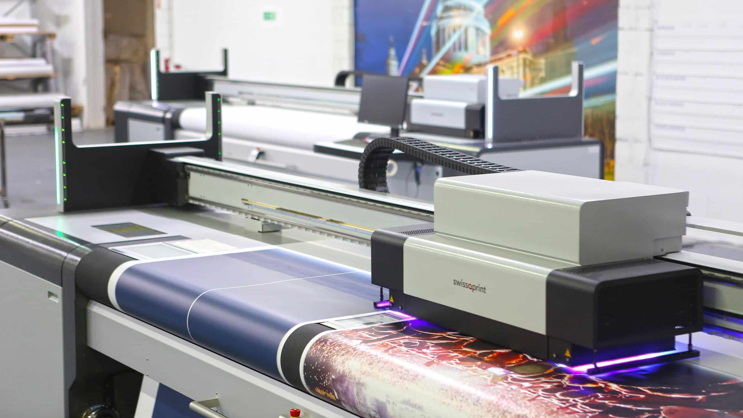 Impresora digital de gran formato imprimiendo en modo eco.
