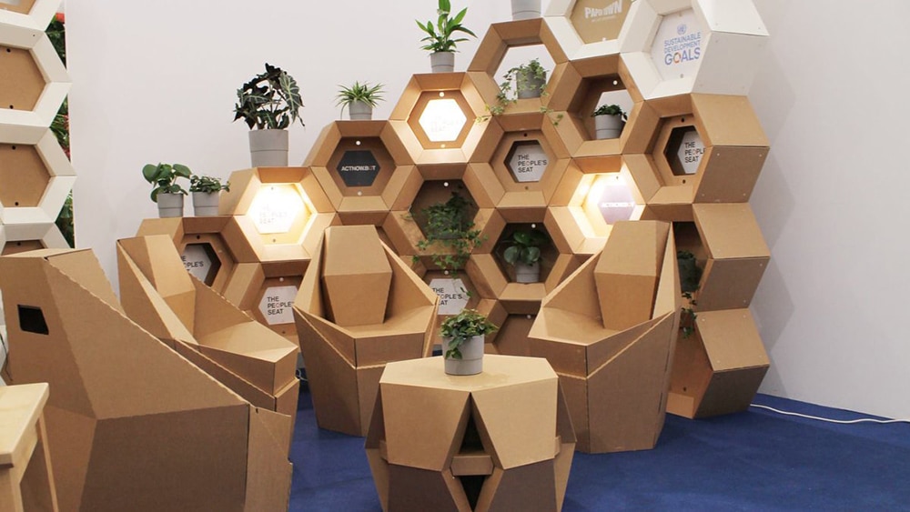 Mobiliario ecológico realizado con cartón reciclable, para un stand de una feria o evento