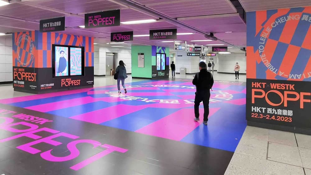 Estación de transporte rotulada con publicidad impresa con impresión digital de gran formato usando tintas neón